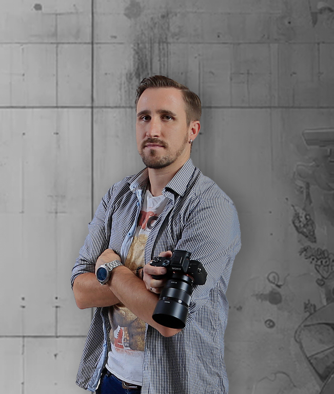 Fotograf mit Kamera posierend